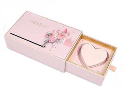 紙盒定制廠家告訴你，在制作愛心禮品包裝盒過程中，需要注意的問題